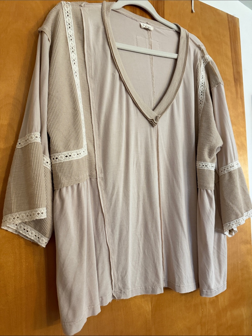 POL Women's Taupe Mixed-Media V-Neck Tunic with Lace Trim NEVER WORN
